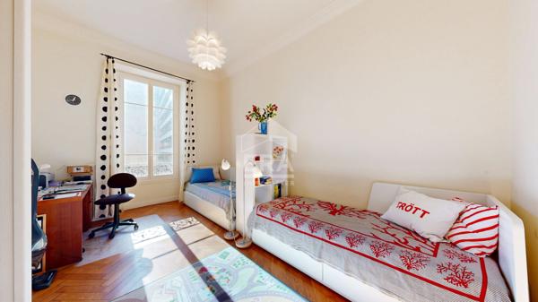 NICE - RUE DE FRANCE : VASTE 5 PIÈCES TRAVERSANT SUD / NORD AVEC BALCON