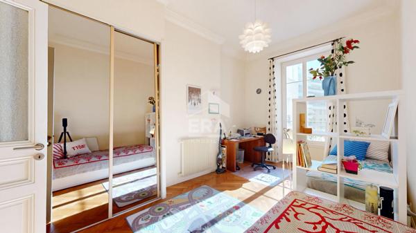 NICE - RUE DE FRANCE : VASTE 5 PIÈCES TRAVERSANT SUD / NORD AVEC BALCON