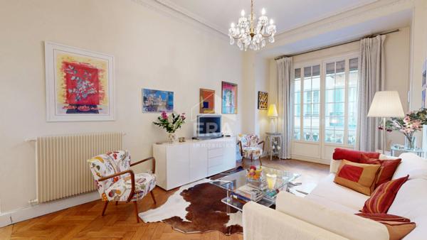 NICE - RUE DE FRANCE : VASTE 5 PIÈCES TRAVERSANT SUD / NORD AVEC BALCON