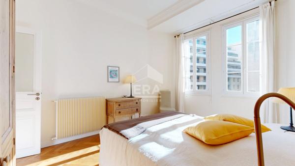 NICE - RUE DE FRANCE : VASTE 5 PIÈCES TRAVERSANT SUD / NORD AVEC BALCON