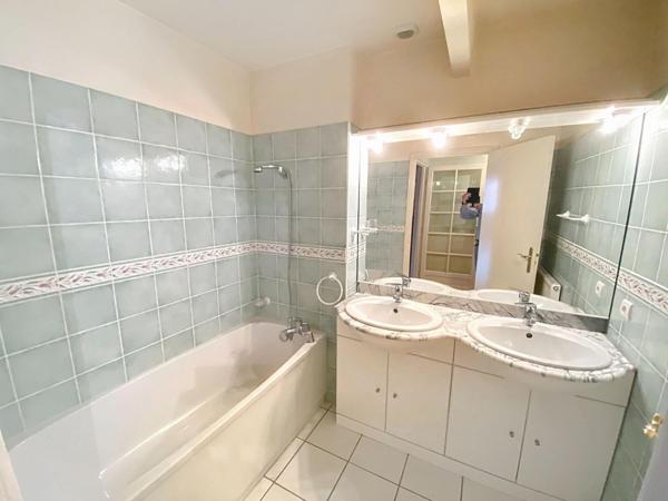 A Mazères 2 habitations, grand garage et terrasse