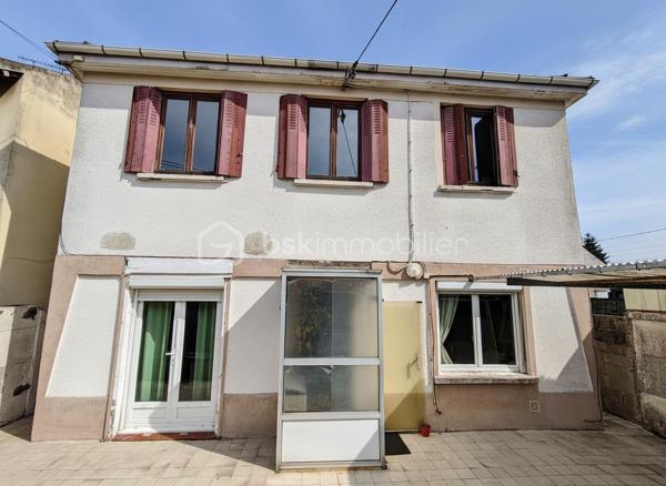 Maison 5 pièces 83 m²

Belle maison familiale dans le quartier résidentiel des Coudreaux à 20 minutes de la gare de Chelles (RER E, Ligne P) en bus, maison de 5 pièces rénovée avec une grande dépendance et un cellier non attenant à la maison.

Au rez-de-chaussée, un grand salon et une salle à manger offrants de beaux volumes. Une cuisine aménagée et équipée. Une salle d'eau. Le tout récemment rénové avec goût.

à l'étage: Deux chambres de belle taille. Une seconde salle d'eau. Là encore les rénovations sont récentes et de qualité 

à l'extérieur: A l'arrière, une grande terrasse et un beau jardin pour profiter des beaux jours. Une grande dépendance de plus de 30M2 aménagée en suite parentale et rénovée récemment , un grand cellier, un cabanon.  

Deux places de stationnement et un garage viennent compléter ce bien à saisir.