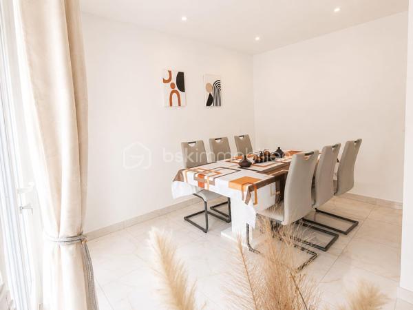 Maison 5 pièces 83 m²

Belle maison familiale dans le quartier résidentiel des Coudreaux à 20 minutes de la gare de Chelles (RER E, Ligne P) en bus, maison de 5 pièces rénovée avec une grande dépendance et un cellier non attenant à la maison.

Au rez-de-chaussée, un grand salon et une salle à manger offrants de beaux volumes. Une cuisine aménagée et équipée. Une salle d'eau. Le tout récemment rénové avec goût.

à l'étage: Deux chambres de belle taille. Une seconde salle d'eau. Là encore les rénovations sont récentes et de qualité 

à l'extérieur: A l'arrière, une grande terrasse et un beau jardin pour profiter des beaux jours. Une grande dépendance de plus de 30M2 aménagée en suite parentale et rénovée récemment , un grand cellier, un cabanon.  

Deux places de stationnement et un garage viennent compléter ce bien à saisir.