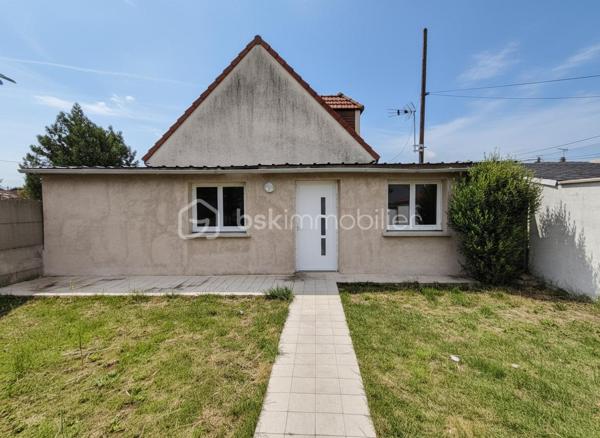 Maison 5 pièces 83 m²

Belle maison familiale dans le quartier résidentiel des Coudreaux à 20 minutes de la gare de Chelles (RER E, Ligne P) en bus, maison de 5 pièces rénovée avec une grande dépendance et un cellier non attenant à la maison.

Au rez-de-chaussée, un grand salon et une salle à manger offrants de beaux volumes. Une cuisine aménagée et équipée. Une salle d'eau. Le tout récemment rénové avec goût.

à l'étage: Deux chambres de belle taille. Une seconde salle d'eau. Là encore les rénovations sont récentes et de qualité 

à l'extérieur: A l'arrière, une grande terrasse et un beau jardin pour profiter des beaux jours. Une grande dépendance de plus de 30M2 aménagée en suite parentale et rénovée récemment , un grand cellier, un cabanon.  

Deux places de stationnement et un garage viennent compléter ce bien à saisir.