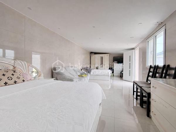 Maison 5 pièces 83 m²

Belle maison familiale dans le quartier résidentiel des Coudreaux à 20 minutes de la gare de Chelles (RER E, Ligne P) en bus, maison de 5 pièces rénovée avec une grande dépendance et un cellier non attenant à la maison.

Au rez-de-chaussée, un grand salon et une salle à manger offrants de beaux volumes. Une cuisine aménagée et équipée. Une salle d'eau. Le tout récemment rénové avec goût.

à l'étage: Deux chambres de belle taille. Une seconde salle d'eau. Là encore les rénovations sont récentes et de qualité 

à l'extérieur: A l'arrière, une grande terrasse et un beau jardin pour profiter des beaux jours. Une grande dépendance de plus de 30M2 aménagée en suite parentale et rénovée récemment , un grand cellier, un cabanon.  

Deux places de stationnement et un garage viennent compléter ce bien à saisir.