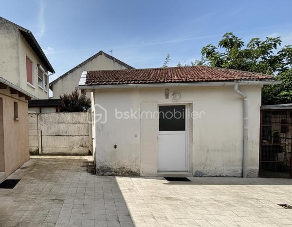 Maison 5 pièces 83 m²

Belle maison familiale dans le quartier résidentiel des Coudreaux à 20 minutes de la gare de Chelles (RER E, Ligne P) en bus, maison de 5 pièces rénovée avec une grande dépendance et un cellier non attenant à la maison.

Au rez-de-chaussée, un grand salon et une salle à manger offrants de beaux volumes. Une cuisine aménagée et équipée. Une salle d'eau. Le tout récemment rénové avec goût.

à l'étage: Deux chambres de belle taille. Une seconde salle d'eau. Là encore les rénovations sont récentes et de qualité 

à l'extérieur: A l'arrière, une grande terrasse et un beau jardin pour profiter des beaux jours. Une grande dépendance de plus de 30M2 aménagée en suite parentale et rénovée récemment , un grand cellier, un cabanon.  

Deux places de stationnement et un garage viennent compléter ce bien à saisir.