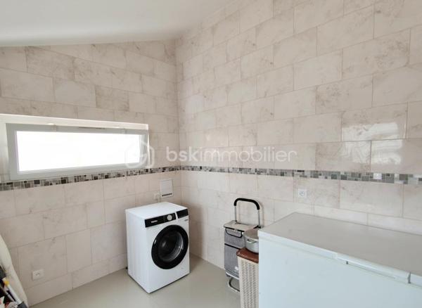 Maison 5 pièces 83 m²

Belle maison familiale dans le quartier résidentiel des Coudreaux à 20 minutes de la gare de Chelles (RER E, Ligne P) en bus, maison de 5 pièces rénovée avec une grande dépendance et un cellier non attenant à la maison.

Au rez-de-chaussée, un grand salon et une salle à manger offrants de beaux volumes. Une cuisine aménagée et équipée. Une salle d'eau. Le tout récemment rénové avec goût.

à l'étage: Deux chambres de belle taille. Une seconde salle d'eau. Là encore les rénovations sont récentes et de qualité 

à l'extérieur: A l'arrière, une grande terrasse et un beau jardin pour profiter des beaux jours. Une grande dépendance de plus de 30M2 aménagée en suite parentale et rénovée récemment , un grand cellier, un cabanon.  

Deux places de stationnement et un garage viennent compléter ce bien à saisir.