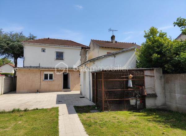 Maison 5 pièces 83 m²

Belle maison familiale dans le quartier résidentiel des Coudreaux à 20 minutes de la gare de Chelles (RER E, Ligne P) en bus, maison de 5 pièces rénovée avec une grande dépendance et un cellier non attenant à la maison.

Au rez-de-chaussée, un grand salon et une salle à manger offrants de beaux volumes. Une cuisine aménagée et équipée. Une salle d'eau. Le tout récemment rénové avec goût.

à l'étage: Deux chambres de belle taille. Une seconde salle d'eau. Là encore les rénovations sont récentes et de qualité 

à l'extérieur: A l'arrière, une grande terrasse et un beau jardin pour profiter des beaux jours. Une grande dépendance de plus de 30M2 aménagée en suite parentale et rénovée récemment , un grand cellier, un cabanon.  

Deux places de stationnement et un garage viennent compléter ce bien à saisir.