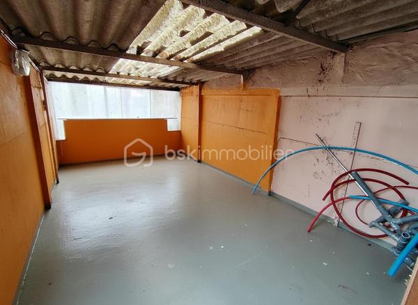 Maison 5 pièces 83 m²

Belle maison familiale dans le quartier résidentiel des Coudreaux à 20 minutes de la gare de Chelles (RER E, Ligne P) en bus, maison de 5 pièces rénovée avec une grande dépendance et un cellier non attenant à la maison.

Au rez-de-chaussée, un grand salon et une salle à manger offrants de beaux volumes. Une cuisine aménagée et équipée. Une salle d'eau. Le tout récemment rénové avec goût.

à l'étage: Deux chambres de belle taille. Une seconde salle d'eau. Là encore les rénovations sont récentes et de qualité 

à l'extérieur: A l'arrière, une grande terrasse et un beau jardin pour profiter des beaux jours. Une grande dépendance de plus de 30M2 aménagée en suite parentale et rénovée récemment , un grand cellier, un cabanon.  

Deux places de stationnement et un garage viennent compléter ce bien à saisir.