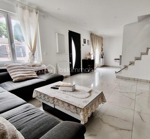 Maison 5 pièces 83 m²

Belle maison familiale dans le quartier résidentiel des Coudreaux à 20 minutes de la gare de Chelles (RER E, Ligne P) en bus, maison de 5 pièces rénovée avec une grande dépendance et un cellier non attenant à la maison.

Au rez-de-chaussée, un grand salon et une salle à manger offrants de beaux volumes. Une cuisine aménagée et équipée. Une salle d'eau. Le tout récemment rénové avec goût.

à l'étage: Deux chambres de belle taille. Une seconde salle d'eau. Là encore les rénovations sont récentes et de qualité 

à l'extérieur: A l'arrière, une grande terrasse et un beau jardin pour profiter des beaux jours. Une grande dépendance de plus de 30M2 aménagée en suite parentale et rénovée récemment , un grand cellier, un cabanon.  

Deux places de stationnement et un garage viennent compléter ce bien à saisir.