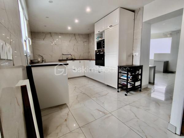 Maison 5 pièces 83 m²

Belle maison familiale dans le quartier résidentiel des Coudreaux à 20 minutes de la gare de Chelles (RER E, Ligne P) en bus, maison de 5 pièces rénovée avec une grande dépendance et un cellier non attenant à la maison.

Au rez-de-chaussée, un grand salon et une salle à manger offrants de beaux volumes. Une cuisine aménagée et équipée. Une salle d'eau. Le tout récemment rénové avec goût.

à l'étage: Deux chambres de belle taille. Une seconde salle d'eau. Là encore les rénovations sont récentes et de qualité 

à l'extérieur: A l'arrière, une grande terrasse et un beau jardin pour profiter des beaux jours. Une grande dépendance de plus de 30M2 aménagée en suite parentale et rénovée récemment , un grand cellier, un cabanon.  

Deux places de stationnement et un garage viennent compléter ce bien à saisir.