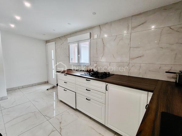 Maison 5 pièces 83 m²

Belle maison familiale dans le quartier résidentiel des Coudreaux à 20 minutes de la gare de Chelles (RER E, Ligne P) en bus, maison de 5 pièces rénovée avec une grande dépendance et un cellier non attenant à la maison.

Au rez-de-chaussée, un grand salon et une salle à manger offrants de beaux volumes. Une cuisine aménagée et équipée. Une salle d'eau. Le tout récemment rénové avec goût.

à l'étage: Deux chambres de belle taille. Une seconde salle d'eau. Là encore les rénovations sont récentes et de qualité 

à l'extérieur: A l'arrière, une grande terrasse et un beau jardin pour profiter des beaux jours. Une grande dépendance de plus de 30M2 aménagée en suite parentale et rénovée récemment , un grand cellier, un cabanon.  

Deux places de stationnement et un garage viennent compléter ce bien à saisir.