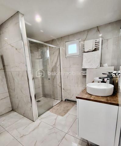 Maison 5 pièces 83 m²

Belle maison familiale dans le quartier résidentiel des Coudreaux à 20 minutes de la gare de Chelles (RER E, Ligne P) en bus, maison de 5 pièces rénovée avec une grande dépendance et un cellier non attenant à la maison.

Au rez-de-chaussée, un grand salon et une salle à manger offrants de beaux volumes. Une cuisine aménagée et équipée. Une salle d'eau. Le tout récemment rénové avec goût.

à l'étage: Deux chambres de belle taille. Une seconde salle d'eau. Là encore les rénovations sont récentes et de qualité 

à l'extérieur: A l'arrière, une grande terrasse et un beau jardin pour profiter des beaux jours. Une grande dépendance de plus de 30M2 aménagée en suite parentale et rénovée récemment , un grand cellier, un cabanon.  

Deux places de stationnement et un garage viennent compléter ce bien à saisir.