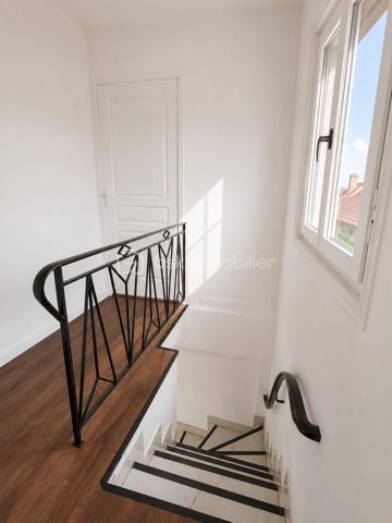 Maison 5 pièces 83 m²

Belle maison familiale dans le quartier résidentiel des Coudreaux à 20 minutes de la gare de Chelles (RER E, Ligne P) en bus, maison de 5 pièces rénovée avec une grande dépendance et un cellier non attenant à la maison.

Au rez-de-chaussée, un grand salon et une salle à manger offrants de beaux volumes. Une cuisine aménagée et équipée. Une salle d'eau. Le tout récemment rénové avec goût.

à l'étage: Deux chambres de belle taille. Une seconde salle d'eau. Là encore les rénovations sont récentes et de qualité 

à l'extérieur: A l'arrière, une grande terrasse et un beau jardin pour profiter des beaux jours. Une grande dépendance de plus de 30M2 aménagée en suite parentale et rénovée récemment , un grand cellier, un cabanon.  

Deux places de stationnement et un garage viennent compléter ce bien à saisir.