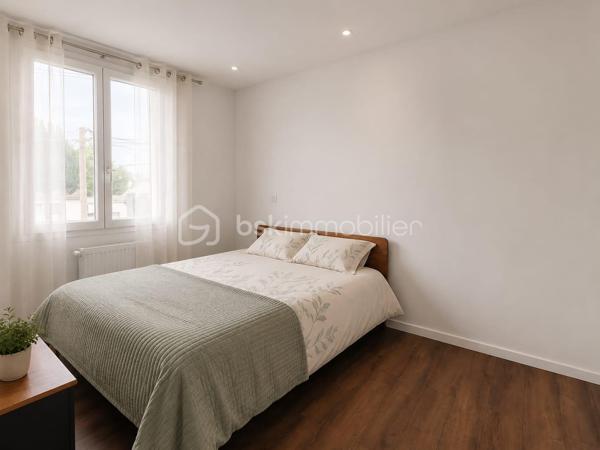 Maison 5 pièces 83 m²

Belle maison familiale dans le quartier résidentiel des Coudreaux à 20 minutes de la gare de Chelles (RER E, Ligne P) en bus, maison de 5 pièces rénovée avec une grande dépendance et un cellier non attenant à la maison.

Au rez-de-chaussée, un grand salon et une salle à manger offrants de beaux volumes. Une cuisine aménagée et équipée. Une salle d'eau. Le tout récemment rénové avec goût.

à l'étage: Deux chambres de belle taille. Une seconde salle d'eau. Là encore les rénovations sont récentes et de qualité 

à l'extérieur: A l'arrière, une grande terrasse et un beau jardin pour profiter des beaux jours. Une grande dépendance de plus de 30M2 aménagée en suite parentale et rénovée récemment , un grand cellier, un cabanon.  

Deux places de stationnement et un garage viennent compléter ce bien à saisir.