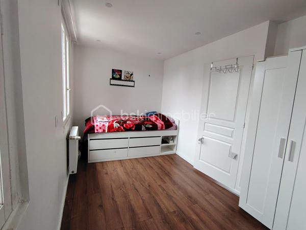Maison 5 pièces 83 m²

Belle maison familiale dans le quartier résidentiel des Coudreaux à 20 minutes de la gare de Chelles (RER E, Ligne P) en bus, maison de 5 pièces rénovée avec une grande dépendance et un cellier non attenant à la maison.

Au rez-de-chaussée, un grand salon et une salle à manger offrants de beaux volumes. Une cuisine aménagée et équipée. Une salle d'eau. Le tout récemment rénové avec goût.

à l'étage: Deux chambres de belle taille. Une seconde salle d'eau. Là encore les rénovations sont récentes et de qualité 

à l'extérieur: A l'arrière, une grande terrasse et un beau jardin pour profiter des beaux jours. Une grande dépendance de plus de 30M2 aménagée en suite parentale et rénovée récemment , un grand cellier, un cabanon.  

Deux places de stationnement et un garage viennent compléter ce bien à saisir.