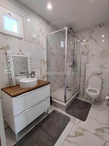 Maison 5 pièces 83 m²

Belle maison familiale dans le quartier résidentiel des Coudreaux à 20 minutes de la gare de Chelles (RER E, Ligne P) en bus, maison de 5 pièces rénovée avec une grande dépendance et un cellier non attenant à la maison.

Au rez-de-chaussée, un grand salon et une salle à manger offrants de beaux volumes. Une cuisine aménagée et équipée. Une salle d'eau. Le tout récemment rénové avec goût.

à l'étage: Deux chambres de belle taille. Une seconde salle d'eau. Là encore les rénovations sont récentes et de qualité 

à l'extérieur: A l'arrière, une grande terrasse et un beau jardin pour profiter des beaux jours. Une grande dépendance de plus de 30M2 aménagée en suite parentale et rénovée récemment , un grand cellier, un cabanon.  

Deux places de stationnement et un garage viennent compléter ce bien à saisir.