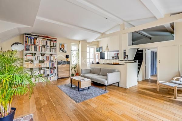 Vous tomberez immédiatement sous le charme de cet appartement atypique, niché au cœur du quartier Ménilmontant.

Situé au 2e et dernier étage d'un bâtiment en fond de cour, ce bien unique est le fruit de la réunion de l'ensemble des lots de ce niveau et des combles. Il en résulte un appartement à la fois très fonctionnel et plein de caractère, offrant une surface habitable de 80 m² pour 59 m² loi Carrez.

La pièce de vie, véritable cœur de l'appartement, séduit dès le premier regard : avec ses 44 m², sa très belle hauteur sous plafond (3m au faîtage) et sa cuisine ouverte entièrement aménagée et équipée, elle invite à la vie et à la convivialité. L'ensemble bénéficie d'une double exposition nord-sud, traversant, lumineux, calme et sans aucun vis-à-vis. Une première chambre classique complète le niveau. La mezzanine, accessible depuis le séjour, accueille un second espace couchage (hors surface Carrez) ou une grande surface de rangement de 20m². Une salle de bain avec branchement machine à laver et des WC séparés complètent la distribution.

Autres atouts indéniables : dernier étage, parquet et peintures entièrement rénovés en 2024, nombreux rangements intégrés, plan optimisé. Toiture et ravalement de façade réalisés en 2023. Chauffage individuel au gaz, fibre, digicode. Vendu avec cave en sous-sol.

Bâtiments de caractère datant de la fin du XIXe siècle, dans une copropriété saine bénéficiant d'un syndic actif et impliqué. Un bien rare qui conjugue caractère exceptionnel, grande fonctionnalité au quotidien et emplacement de tout premier choix dans l'est parisien — à saisir sans tarder.

Une adresse idéale au cœur de Ménilmontant, l'un des quartiers les plus vivants et des plus attachants de Paris. Ancien village populaire, il a su conserver une atmosphère rare — vie de quartier animée, commerces de proximité, cafés et bistrots — tout en abritant deux hauts lieux de la scène culturelle parisienne : la Bellevilloise et la Maroquinerie. Les métros Ménilmontant (ligne 2) et Pyrénées (ligne 11) sont à quelques minutes à pied, pour un accès rapide au centre de Paris.
