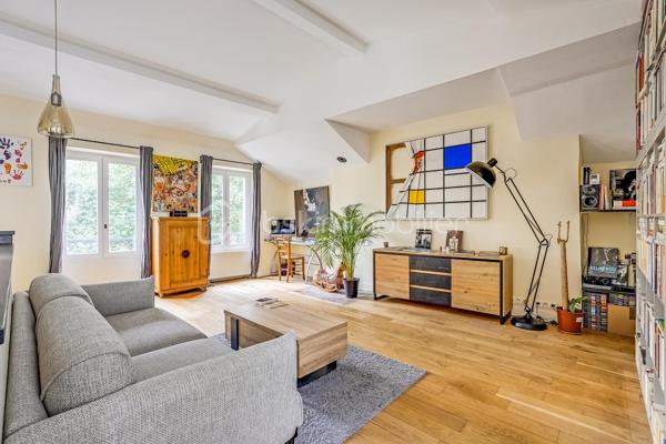 Vous tomberez immédiatement sous le charme de cet appartement atypique, niché au cœur du quartier Ménilmontant.

Situé au 2e et dernier étage d'un bâtiment en fond de cour, ce bien unique est le fruit de la réunion de l'ensemble des lots de ce niveau et des combles. Il en résulte un appartement à la fois très fonctionnel et plein de caractère, offrant une surface habitable de 80 m² pour 59 m² loi Carrez.

La pièce de vie, véritable cœur de l'appartement, séduit dès le premier regard : avec ses 44 m², sa très belle hauteur sous plafond (3m au faîtage) et sa cuisine ouverte entièrement aménagée et équipée, elle invite à la vie et à la convivialité. L'ensemble bénéficie d'une double exposition nord-sud, traversant, lumineux, calme et sans aucun vis-à-vis. Une première chambre classique complète le niveau. La mezzanine, accessible depuis le séjour, accueille un second espace couchage (hors surface Carrez) ou une grande surface de rangement de 20m². Une salle de bain avec branchement machine à laver et des WC séparés complètent la distribution.

Autres atouts indéniables : dernier étage, parquet et peintures entièrement rénovés en 2024, nombreux rangements intégrés, plan optimisé. Toiture et ravalement de façade réalisés en 2023. Chauffage individuel au gaz, fibre, digicode. Vendu avec cave en sous-sol.

Bâtiments de caractère datant de la fin du XIXe siècle, dans une copropriété saine bénéficiant d'un syndic actif et impliqué. Un bien rare qui conjugue caractère exceptionnel, grande fonctionnalité au quotidien et emplacement de tout premier choix dans l'est parisien — à saisir sans tarder.

Une adresse idéale au cœur de Ménilmontant, l'un des quartiers les plus vivants et des plus attachants de Paris. Ancien village populaire, il a su conserver une atmosphère rare — vie de quartier animée, commerces de proximité, cafés et bistrots — tout en abritant deux hauts lieux de la scène culturelle parisienne : la Bellevilloise et la Maroquinerie. Les métros Ménilmontant (ligne 2) et Pyrénées (ligne 11) sont à quelques minutes à pied, pour un accès rapide au centre de Paris.
