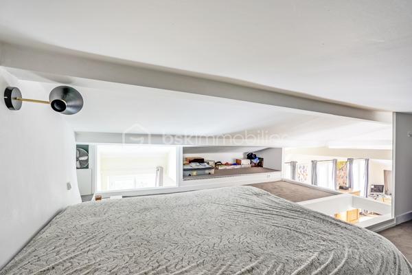 Vous tomberez immédiatement sous le charme de cet appartement atypique, niché au cœur du quartier Ménilmontant.

Situé au 2e et dernier étage d'un bâtiment en fond de cour, ce bien unique est le fruit de la réunion de l'ensemble des lots de ce niveau et des combles. Il en résulte un appartement à la fois très fonctionnel et plein de caractère, offrant une surface habitable de 80 m² pour 59 m² loi Carrez.

La pièce de vie, véritable cœur de l'appartement, séduit dès le premier regard : avec ses 44 m², sa très belle hauteur sous plafond (3m au faîtage) et sa cuisine ouverte entièrement aménagée et équipée, elle invite à la vie et à la convivialité. L'ensemble bénéficie d'une double exposition nord-sud, traversant, lumineux, calme et sans aucun vis-à-vis. Une première chambre classique complète le niveau. La mezzanine, accessible depuis le séjour, accueille un second espace couchage (hors surface Carrez) ou une grande surface de rangement de 20m². Une salle de bain avec branchement machine à laver et des WC séparés complètent la distribution.

Autres atouts indéniables : dernier étage, parquet et peintures entièrement rénovés en 2024, nombreux rangements intégrés, plan optimisé. Toiture et ravalement de façade réalisés en 2023. Chauffage individuel au gaz, fibre, digicode. Vendu avec cave en sous-sol.

Bâtiments de caractère datant de la fin du XIXe siècle, dans une copropriété saine bénéficiant d'un syndic actif et impliqué. Un bien rare qui conjugue caractère exceptionnel, grande fonctionnalité au quotidien et emplacement de tout premier choix dans l'est parisien — à saisir sans tarder.

Une adresse idéale au cœur de Ménilmontant, l'un des quartiers les plus vivants et des plus attachants de Paris. Ancien village populaire, il a su conserver une atmosphère rare — vie de quartier animée, commerces de proximité, cafés et bistrots — tout en abritant deux hauts lieux de la scène culturelle parisienne : la Bellevilloise et la Maroquinerie. Les métros Ménilmontant (ligne 2) et Pyrénées (ligne 11) sont à quelques minutes à pied, pour un accès rapide au centre de Paris.