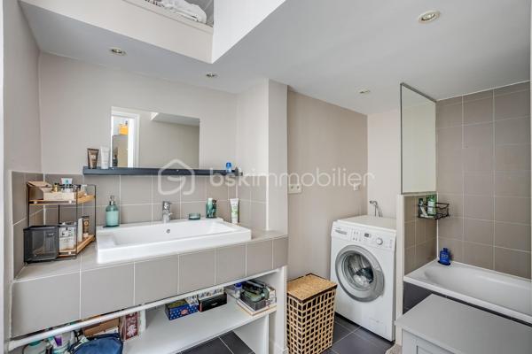 Vous tomberez immédiatement sous le charme de cet appartement atypique, niché au cœur du quartier Ménilmontant.

Situé au 2e et dernier étage d'un bâtiment en fond de cour, ce bien unique est le fruit de la réunion de l'ensemble des lots de ce niveau et des combles. Il en résulte un appartement à la fois très fonctionnel et plein de caractère, offrant une surface habitable de 80 m² pour 59 m² loi Carrez.

La pièce de vie, véritable cœur de l'appartement, séduit dès le premier regard : avec ses 44 m², sa très belle hauteur sous plafond (3m au faîtage) et sa cuisine ouverte entièrement aménagée et équipée, elle invite à la vie et à la convivialité. L'ensemble bénéficie d'une double exposition nord-sud, traversant, lumineux, calme et sans aucun vis-à-vis. Une première chambre classique complète le niveau. La mezzanine, accessible depuis le séjour, accueille un second espace couchage (hors surface Carrez) ou une grande surface de rangement de 20m². Une salle de bain avec branchement machine à laver et des WC séparés complètent la distribution.

Autres atouts indéniables : dernier étage, parquet et peintures entièrement rénovés en 2024, nombreux rangements intégrés, plan optimisé. Toiture et ravalement de façade réalisés en 2023. Chauffage individuel au gaz, fibre, digicode. Vendu avec cave en sous-sol.

Bâtiments de caractère datant de la fin du XIXe siècle, dans une copropriété saine bénéficiant d'un syndic actif et impliqué. Un bien rare qui conjugue caractère exceptionnel, grande fonctionnalité au quotidien et emplacement de tout premier choix dans l'est parisien — à saisir sans tarder.

Une adresse idéale au cœur de Ménilmontant, l'un des quartiers les plus vivants et des plus attachants de Paris. Ancien village populaire, il a su conserver une atmosphère rare — vie de quartier animée, commerces de proximité, cafés et bistrots — tout en abritant deux hauts lieux de la scène culturelle parisienne : la Bellevilloise et la Maroquinerie. Les métros Ménilmontant (ligne 2) et Pyrénées (ligne 11) sont à quelques minutes à pied, pour un accès rapide au centre de Paris.