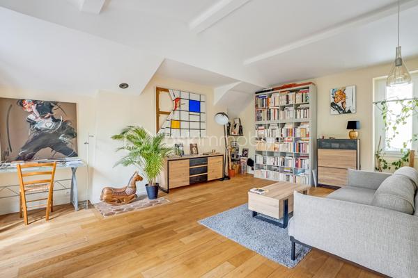 Vous tomberez immédiatement sous le charme de cet appartement atypique, niché au cœur du quartier Ménilmontant.

Situé au 2e et dernier étage d'un bâtiment en fond de cour, ce bien unique est le fruit de la réunion de l'ensemble des lots de ce niveau et des combles. Il en résulte un appartement à la fois très fonctionnel et plein de caractère, offrant une surface habitable de 80 m² pour 59 m² loi Carrez.

La pièce de vie, véritable cœur de l'appartement, séduit dès le premier regard : avec ses 44 m², sa très belle hauteur sous plafond (3m au faîtage) et sa cuisine ouverte entièrement aménagée et équipée, elle invite à la vie et à la convivialité. L'ensemble bénéficie d'une double exposition nord-sud, traversant, lumineux, calme et sans aucun vis-à-vis. Une première chambre classique complète le niveau. La mezzanine, accessible depuis le séjour, accueille un second espace couchage (hors surface Carrez) ou une grande surface de rangement de 20m². Une salle de bain avec branchement machine à laver et des WC séparés complètent la distribution.

Autres atouts indéniables : dernier étage, parquet et peintures entièrement rénovés en 2024, nombreux rangements intégrés, plan optimisé. Toiture et ravalement de façade réalisés en 2023. Chauffage individuel au gaz, fibre, digicode. Vendu avec cave en sous-sol.

Bâtiments de caractère datant de la fin du XIXe siècle, dans une copropriété saine bénéficiant d'un syndic actif et impliqué. Un bien rare qui conjugue caractère exceptionnel, grande fonctionnalité au quotidien et emplacement de tout premier choix dans l'est parisien — à saisir sans tarder.

Une adresse idéale au cœur de Ménilmontant, l'un des quartiers les plus vivants et des plus attachants de Paris. Ancien village populaire, il a su conserver une atmosphère rare — vie de quartier animée, commerces de proximité, cafés et bistrots — tout en abritant deux hauts lieux de la scène culturelle parisienne : la Bellevilloise et la Maroquinerie. Les métros Ménilmontant (ligne 2) et Pyrénées (ligne 11) sont à quelques minutes à pied, pour un accès rapide au centre de Paris.