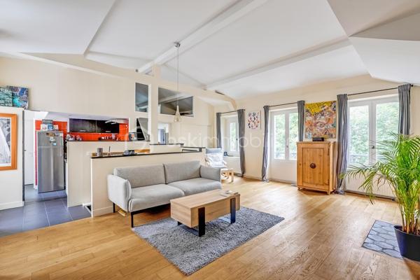 Vous tomberez immédiatement sous le charme de cet appartement atypique, niché au cœur du quartier Ménilmontant.

Situé au 2e et dernier étage d'un bâtiment en fond de cour, ce bien unique est le fruit de la réunion de l'ensemble des lots de ce niveau et des combles. Il en résulte un appartement à la fois très fonctionnel et plein de caractère, offrant une surface habitable de 80 m² pour 59 m² loi Carrez.

La pièce de vie, véritable cœur de l'appartement, séduit dès le premier regard : avec ses 44 m², sa très belle hauteur sous plafond (3m au faîtage) et sa cuisine ouverte entièrement aménagée et équipée, elle invite à la vie et à la convivialité. L'ensemble bénéficie d'une double exposition nord-sud, traversant, lumineux, calme et sans aucun vis-à-vis. Une première chambre classique complète le niveau. La mezzanine, accessible depuis le séjour, accueille un second espace couchage (hors surface Carrez) ou une grande surface de rangement de 20m². Une salle de bain avec branchement machine à laver et des WC séparés complètent la distribution.

Autres atouts indéniables : dernier étage, parquet et peintures entièrement rénovés en 2024, nombreux rangements intégrés, plan optimisé. Toiture et ravalement de façade réalisés en 2023. Chauffage individuel au gaz, fibre, digicode. Vendu avec cave en sous-sol.

Bâtiments de caractère datant de la fin du XIXe siècle, dans une copropriété saine bénéficiant d'un syndic actif et impliqué. Un bien rare qui conjugue caractère exceptionnel, grande fonctionnalité au quotidien et emplacement de tout premier choix dans l'est parisien — à saisir sans tarder.

Une adresse idéale au cœur de Ménilmontant, l'un des quartiers les plus vivants et des plus attachants de Paris. Ancien village populaire, il a su conserver une atmosphère rare — vie de quartier animée, commerces de proximité, cafés et bistrots — tout en abritant deux hauts lieux de la scène culturelle parisienne : la Bellevilloise et la Maroquinerie. Les métros Ménilmontant (ligne 2) et Pyrénées (ligne 11) sont à quelques minutes à pied, pour un accès rapide au centre de Paris.