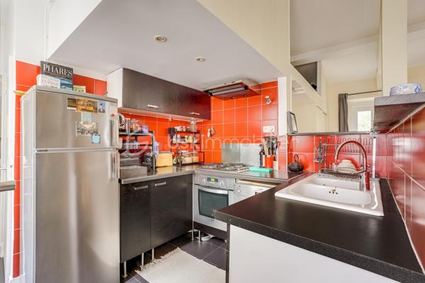 Vous tomberez immédiatement sous le charme de cet appartement atypique, niché au cœur du quartier Ménilmontant.

Situé au 2e et dernier étage d'un bâtiment en fond de cour, ce bien unique est le fruit de la réunion de l'ensemble des lots de ce niveau et des combles. Il en résulte un appartement à la fois très fonctionnel et plein de caractère, offrant une surface habitable de 80 m² pour 59 m² loi Carrez.

La pièce de vie, véritable cœur de l'appartement, séduit dès le premier regard : avec ses 44 m², sa très belle hauteur sous plafond (3m au faîtage) et sa cuisine ouverte entièrement aménagée et équipée, elle invite à la vie et à la convivialité. L'ensemble bénéficie d'une double exposition nord-sud, traversant, lumineux, calme et sans aucun vis-à-vis. Une première chambre classique complète le niveau. La mezzanine, accessible depuis le séjour, accueille un second espace couchage (hors surface Carrez) ou une grande surface de rangement de 20m². Une salle de bain avec branchement machine à laver et des WC séparés complètent la distribution.

Autres atouts indéniables : dernier étage, parquet et peintures entièrement rénovés en 2024, nombreux rangements intégrés, plan optimisé. Toiture et ravalement de façade réalisés en 2023. Chauffage individuel au gaz, fibre, digicode. Vendu avec cave en sous-sol.

Bâtiments de caractère datant de la fin du XIXe siècle, dans une copropriété saine bénéficiant d'un syndic actif et impliqué. Un bien rare qui conjugue caractère exceptionnel, grande fonctionnalité au quotidien et emplacement de tout premier choix dans l'est parisien — à saisir sans tarder.

Une adresse idéale au cœur de Ménilmontant, l'un des quartiers les plus vivants et des plus attachants de Paris. Ancien village populaire, il a su conserver une atmosphère rare — vie de quartier animée, commerces de proximité, cafés et bistrots — tout en abritant deux hauts lieux de la scène culturelle parisienne : la Bellevilloise et la Maroquinerie. Les métros Ménilmontant (ligne 2) et Pyrénées (ligne 11) sont à quelques minutes à pied, pour un accès rapide au centre de Paris.