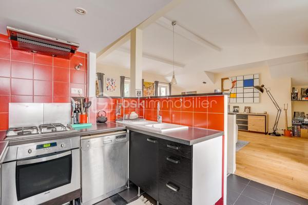 Vous tomberez immédiatement sous le charme de cet appartement atypique, niché au cœur du quartier Ménilmontant.

Situé au 2e et dernier étage d'un bâtiment en fond de cour, ce bien unique est le fruit de la réunion de l'ensemble des lots de ce niveau et des combles. Il en résulte un appartement à la fois très fonctionnel et plein de caractère, offrant une surface habitable de 80 m² pour 59 m² loi Carrez.

La pièce de vie, véritable cœur de l'appartement, séduit dès le premier regard : avec ses 44 m², sa très belle hauteur sous plafond (3m au faîtage) et sa cuisine ouverte entièrement aménagée et équipée, elle invite à la vie et à la convivialité. L'ensemble bénéficie d'une double exposition nord-sud, traversant, lumineux, calme et sans aucun vis-à-vis. Une première chambre classique complète le niveau. La mezzanine, accessible depuis le séjour, accueille un second espace couchage (hors surface Carrez) ou une grande surface de rangement de 20m². Une salle de bain avec branchement machine à laver et des WC séparés complètent la distribution.

Autres atouts indéniables : dernier étage, parquet et peintures entièrement rénovés en 2024, nombreux rangements intégrés, plan optimisé. Toiture et ravalement de façade réalisés en 2023. Chauffage individuel au gaz, fibre, digicode. Vendu avec cave en sous-sol.

Bâtiments de caractère datant de la fin du XIXe siècle, dans une copropriété saine bénéficiant d'un syndic actif et impliqué. Un bien rare qui conjugue caractère exceptionnel, grande fonctionnalité au quotidien et emplacement de tout premier choix dans l'est parisien — à saisir sans tarder.

Une adresse idéale au cœur de Ménilmontant, l'un des quartiers les plus vivants et des plus attachants de Paris. Ancien village populaire, il a su conserver une atmosphère rare — vie de quartier animée, commerces de proximité, cafés et bistrots — tout en abritant deux hauts lieux de la scène culturelle parisienne : la Bellevilloise et la Maroquinerie. Les métros Ménilmontant (ligne 2) et Pyrénées (ligne 11) sont à quelques minutes à pied, pour un accès rapide au centre de Paris.