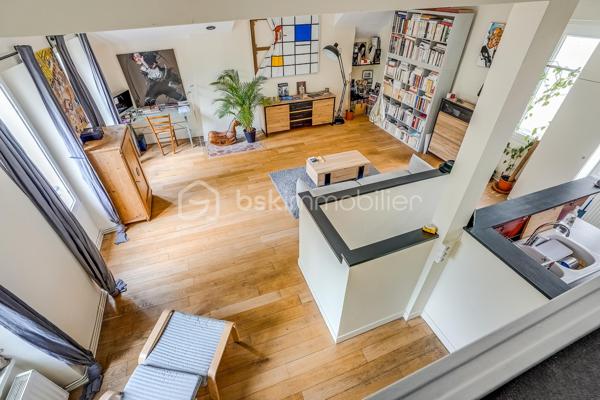 Vous tomberez immédiatement sous le charme de cet appartement atypique, niché au cœur du quartier Ménilmontant.

Situé au 2e et dernier étage d'un bâtiment en fond de cour, ce bien unique est le fruit de la réunion de l'ensemble des lots de ce niveau et des combles. Il en résulte un appartement à la fois très fonctionnel et plein de caractère, offrant une surface habitable de 80 m² pour 59 m² loi Carrez.

La pièce de vie, véritable cœur de l'appartement, séduit dès le premier regard : avec ses 44 m², sa très belle hauteur sous plafond (3m au faîtage) et sa cuisine ouverte entièrement aménagée et équipée, elle invite à la vie et à la convivialité. L'ensemble bénéficie d'une double exposition nord-sud, traversant, lumineux, calme et sans aucun vis-à-vis. Une première chambre classique complète le niveau. La mezzanine, accessible depuis le séjour, accueille un second espace couchage (hors surface Carrez) ou une grande surface de rangement de 20m². Une salle de bain avec branchement machine à laver et des WC séparés complètent la distribution.

Autres atouts indéniables : dernier étage, parquet et peintures entièrement rénovés en 2024, nombreux rangements intégrés, plan optimisé. Toiture et ravalement de façade réalisés en 2023. Chauffage individuel au gaz, fibre, digicode. Vendu avec cave en sous-sol.

Bâtiments de caractère datant de la fin du XIXe siècle, dans une copropriété saine bénéficiant d'un syndic actif et impliqué. Un bien rare qui conjugue caractère exceptionnel, grande fonctionnalité au quotidien et emplacement de tout premier choix dans l'est parisien — à saisir sans tarder.

Une adresse idéale au cœur de Ménilmontant, l'un des quartiers les plus vivants et des plus attachants de Paris. Ancien village populaire, il a su conserver une atmosphère rare — vie de quartier animée, commerces de proximité, cafés et bistrots — tout en abritant deux hauts lieux de la scène culturelle parisienne : la Bellevilloise et la Maroquinerie. Les métros Ménilmontant (ligne 2) et Pyrénées (ligne 11) sont à quelques minutes à pied, pour un accès rapide au centre de Paris.