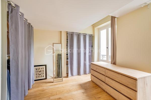 Vous tomberez immédiatement sous le charme de cet appartement atypique, niché au cœur du quartier Ménilmontant.

Situé au 2e et dernier étage d'un bâtiment en fond de cour, ce bien unique est le fruit de la réunion de l'ensemble des lots de ce niveau et des combles. Il en résulte un appartement à la fois très fonctionnel et plein de caractère, offrant une surface habitable de 80 m² pour 59 m² loi Carrez.

La pièce de vie, véritable cœur de l'appartement, séduit dès le premier regard : avec ses 44 m², sa très belle hauteur sous plafond (3m au faîtage) et sa cuisine ouverte entièrement aménagée et équipée, elle invite à la vie et à la convivialité. L'ensemble bénéficie d'une double exposition nord-sud, traversant, lumineux, calme et sans aucun vis-à-vis. Une première chambre classique complète le niveau. La mezzanine, accessible depuis le séjour, accueille un second espace couchage (hors surface Carrez) ou une grande surface de rangement de 20m². Une salle de bain avec branchement machine à laver et des WC séparés complètent la distribution.

Autres atouts indéniables : dernier étage, parquet et peintures entièrement rénovés en 2024, nombreux rangements intégrés, plan optimisé. Toiture et ravalement de façade réalisés en 2023. Chauffage individuel au gaz, fibre, digicode. Vendu avec cave en sous-sol.

Bâtiments de caractère datant de la fin du XIXe siècle, dans une copropriété saine bénéficiant d'un syndic actif et impliqué. Un bien rare qui conjugue caractère exceptionnel, grande fonctionnalité au quotidien et emplacement de tout premier choix dans l'est parisien — à saisir sans tarder.

Une adresse idéale au cœur de Ménilmontant, l'un des quartiers les plus vivants et des plus attachants de Paris. Ancien village populaire, il a su conserver une atmosphère rare — vie de quartier animée, commerces de proximité, cafés et bistrots — tout en abritant deux hauts lieux de la scène culturelle parisienne : la Bellevilloise et la Maroquinerie. Les métros Ménilmontant (ligne 2) et Pyrénées (ligne 11) sont à quelques minutes à pied, pour un accès rapide au centre de Paris.