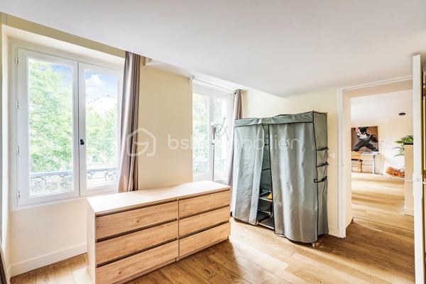 Vous tomberez immédiatement sous le charme de cet appartement atypique, niché au cœur du quartier Ménilmontant.

Situé au 2e et dernier étage d'un bâtiment en fond de cour, ce bien unique est le fruit de la réunion de l'ensemble des lots de ce niveau et des combles. Il en résulte un appartement à la fois très fonctionnel et plein de caractère, offrant une surface habitable de 80 m² pour 59 m² loi Carrez.

La pièce de vie, véritable cœur de l'appartement, séduit dès le premier regard : avec ses 44 m², sa très belle hauteur sous plafond (3m au faîtage) et sa cuisine ouverte entièrement aménagée et équipée, elle invite à la vie et à la convivialité. L'ensemble bénéficie d'une double exposition nord-sud, traversant, lumineux, calme et sans aucun vis-à-vis. Une première chambre classique complète le niveau. La mezzanine, accessible depuis le séjour, accueille un second espace couchage (hors surface Carrez) ou une grande surface de rangement de 20m². Une salle de bain avec branchement machine à laver et des WC séparés complètent la distribution.

Autres atouts indéniables : dernier étage, parquet et peintures entièrement rénovés en 2024, nombreux rangements intégrés, plan optimisé. Toiture et ravalement de façade réalisés en 2023. Chauffage individuel au gaz, fibre, digicode. Vendu avec cave en sous-sol.

Bâtiments de caractère datant de la fin du XIXe siècle, dans une copropriété saine bénéficiant d'un syndic actif et impliqué. Un bien rare qui conjugue caractère exceptionnel, grande fonctionnalité au quotidien et emplacement de tout premier choix dans l'est parisien — à saisir sans tarder.

Une adresse idéale au cœur de Ménilmontant, l'un des quartiers les plus vivants et des plus attachants de Paris. Ancien village populaire, il a su conserver une atmosphère rare — vie de quartier animée, commerces de proximité, cafés et bistrots — tout en abritant deux hauts lieux de la scène culturelle parisienne : la Bellevilloise et la Maroquinerie. Les métros Ménilmontant (ligne 2) et Pyrénées (ligne 11) sont à quelques minutes à pied, pour un accès rapide au centre de Paris.