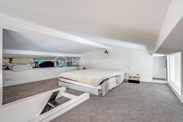 Vous tomberez immédiatement sous le charme de cet appartement atypique, niché au cœur du quartier Ménilmontant.

Situé au 2e et dernier étage d'un bâtiment en fond de cour, ce bien unique est le fruit de la réunion de l'ensemble des lots de ce niveau et des combles. Il en résulte un appartement à la fois très fonctionnel et plein de caractère, offrant une surface habitable de 80 m² pour 59 m² loi Carrez.

La pièce de vie, véritable cœur de l'appartement, séduit dès le premier regard : avec ses 44 m², sa très belle hauteur sous plafond (3m au faîtage) et sa cuisine ouverte entièrement aménagée et équipée, elle invite à la vie et à la convivialité. L'ensemble bénéficie d'une double exposition nord-sud, traversant, lumineux, calme et sans aucun vis-à-vis. Une première chambre classique complète le niveau. La mezzanine, accessible depuis le séjour, accueille un second espace couchage (hors surface Carrez) ou une grande surface de rangement de 20m². Une salle de bain avec branchement machine à laver et des WC séparés complètent la distribution.

Autres atouts indéniables : dernier étage, parquet et peintures entièrement rénovés en 2024, nombreux rangements intégrés, plan optimisé. Toiture et ravalement de façade réalisés en 2023. Chauffage individuel au gaz, fibre, digicode. Vendu avec cave en sous-sol.

Bâtiments de caractère datant de la fin du XIXe siècle, dans une copropriété saine bénéficiant d'un syndic actif et impliqué. Un bien rare qui conjugue caractère exceptionnel, grande fonctionnalité au quotidien et emplacement de tout premier choix dans l'est parisien — à saisir sans tarder.

Une adresse idéale au cœur de Ménilmontant, l'un des quartiers les plus vivants et des plus attachants de Paris. Ancien village populaire, il a su conserver une atmosphère rare — vie de quartier animée, commerces de proximité, cafés et bistrots — tout en abritant deux hauts lieux de la scène culturelle parisienne : la Bellevilloise et la Maroquinerie. Les métros Ménilmontant (ligne 2) et Pyrénées (ligne 11) sont à quelques minutes à pied, pour un accès rapide au centre de Paris.