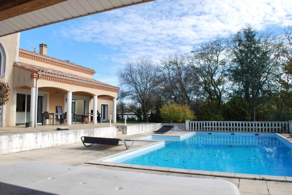 Élégante maison familiale de 238 m² environ avec piscine et pool house, sur un terrain paysager de 3000 m²