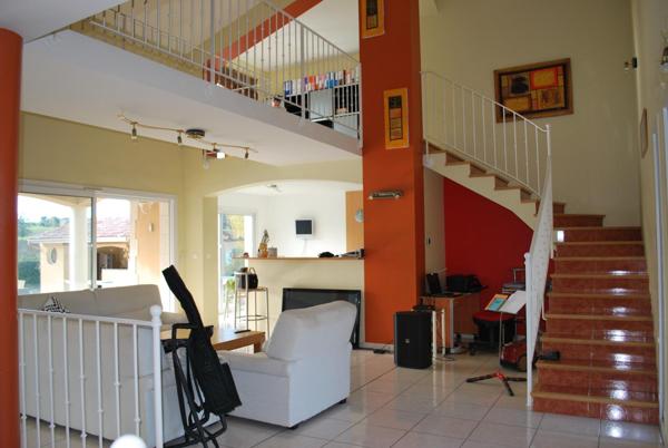 Élégante maison familiale de 238 m² environ avec piscine et pool house, sur un terrain paysager de 3000 m²