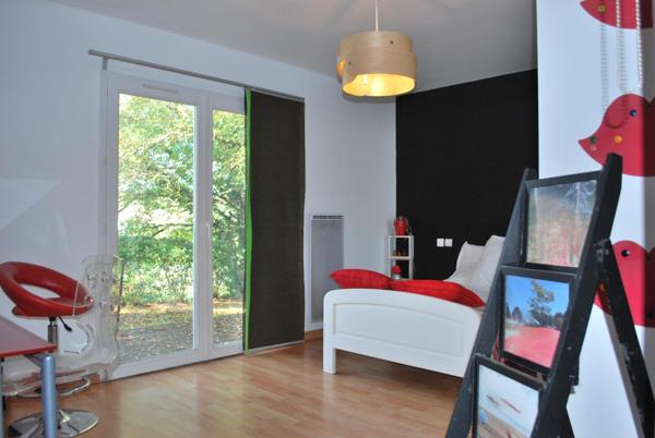 Élégante maison familiale de 238 m² environ avec piscine et pool house, sur un terrain paysager de 3000 m²