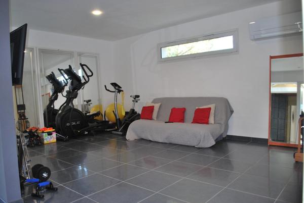 Élégante maison familiale de 238 m² environ avec piscine et pool house, sur un terrain paysager de 3000 m²