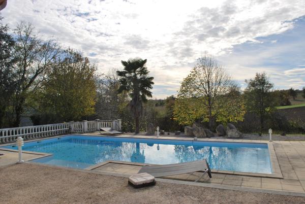 Élégante maison familiale de 238 m² environ avec piscine et pool house, sur un terrain paysager de 3000 m²
