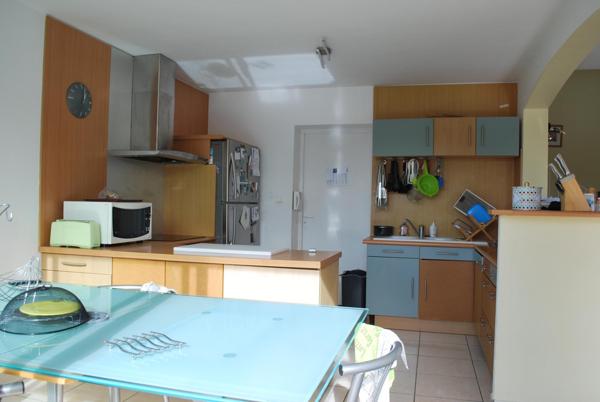 Élégante maison familiale de 238 m² environ avec piscine et pool house, sur un terrain paysager de 3000 m²