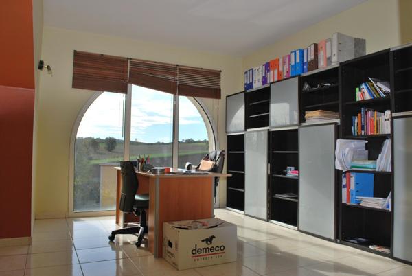 Élégante maison familiale de 238 m² environ avec piscine et pool house, sur un terrain paysager de 3000 m²