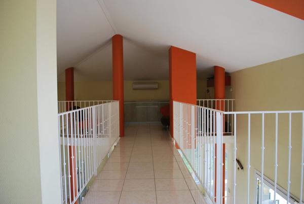 Élégante maison familiale de 238 m² environ avec piscine et pool house, sur un terrain paysager de 3000 m²