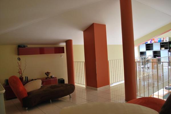 Élégante maison familiale de 238 m² environ avec piscine et pool house, sur un terrain paysager de 3000 m²