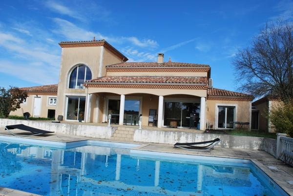 Élégante maison familiale de 238 m² environ avec piscine et pool house, sur un terrain paysager de 3000 m²