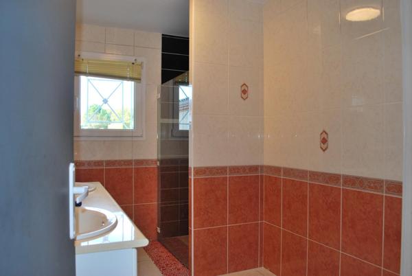 Élégante maison familiale de 238 m² environ avec piscine et pool house, sur un terrain paysager de 3000 m²