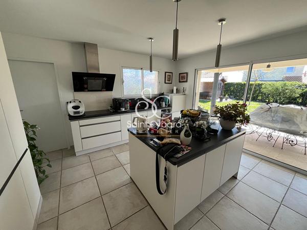 Belle Maison – Prestations de qualité avec 3 chambres + garage & parc paysager