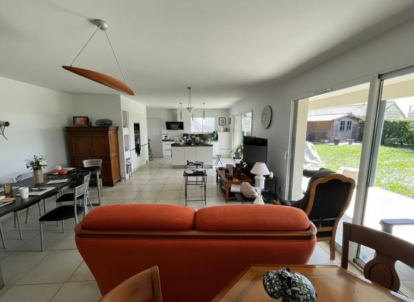 Belle Maison – Prestations de qualité avec 3 chambres + garage & parc paysager