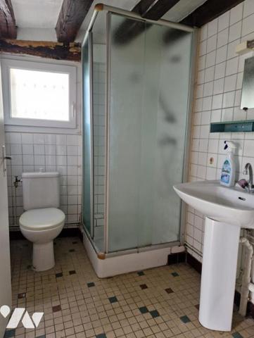 Maison de village : cuisine, séjour, sde, wc 3 chambres, grenier aménageable. un Studio indépendant.