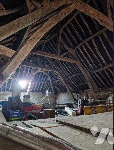 Maison de village : cuisine, séjour, sde, wc 3 chambres, grenier aménageable. un Studio indépendant.