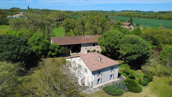 Mauvezin (32120) Maison de campagne rénovée à proximité des commodités