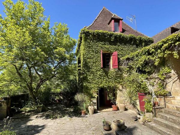 Maison ancienne - Sarlat-la-caneda En Périgord Noir, dans SARLAT, maison d'environ 200 m² habitables avec garage, cave, séchoir à tabac et piscine à rénover sur plus d'un hectare de terrain constructible. Ensemble unique.